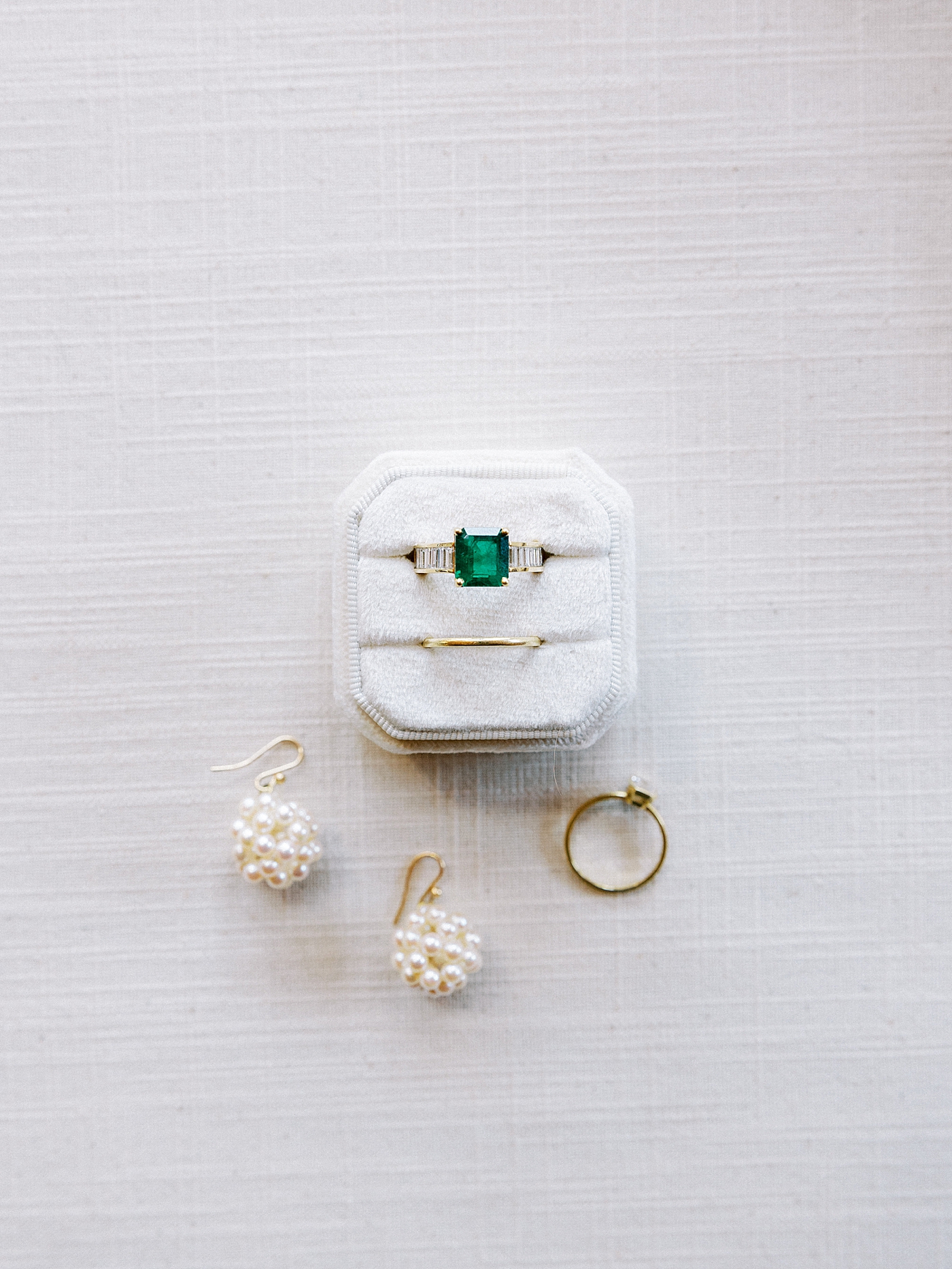 Bride's emerald ring in a gray ring box | Photo by Diane Sotero Photography