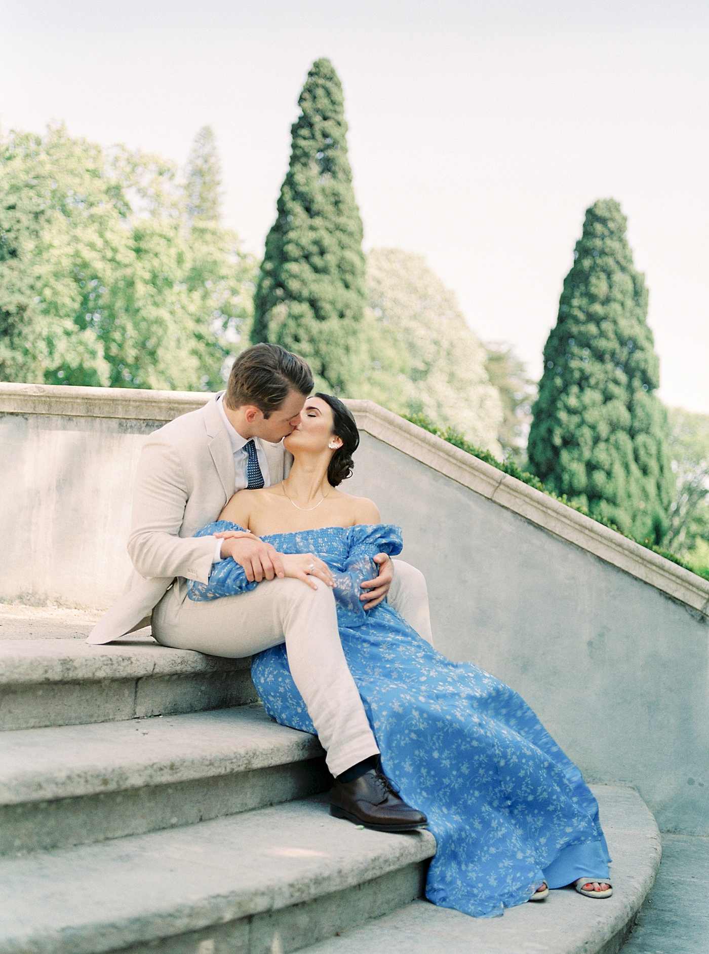 Couple kissing on the steps of Palacio de Queluz | Photo by Diane Sotero 