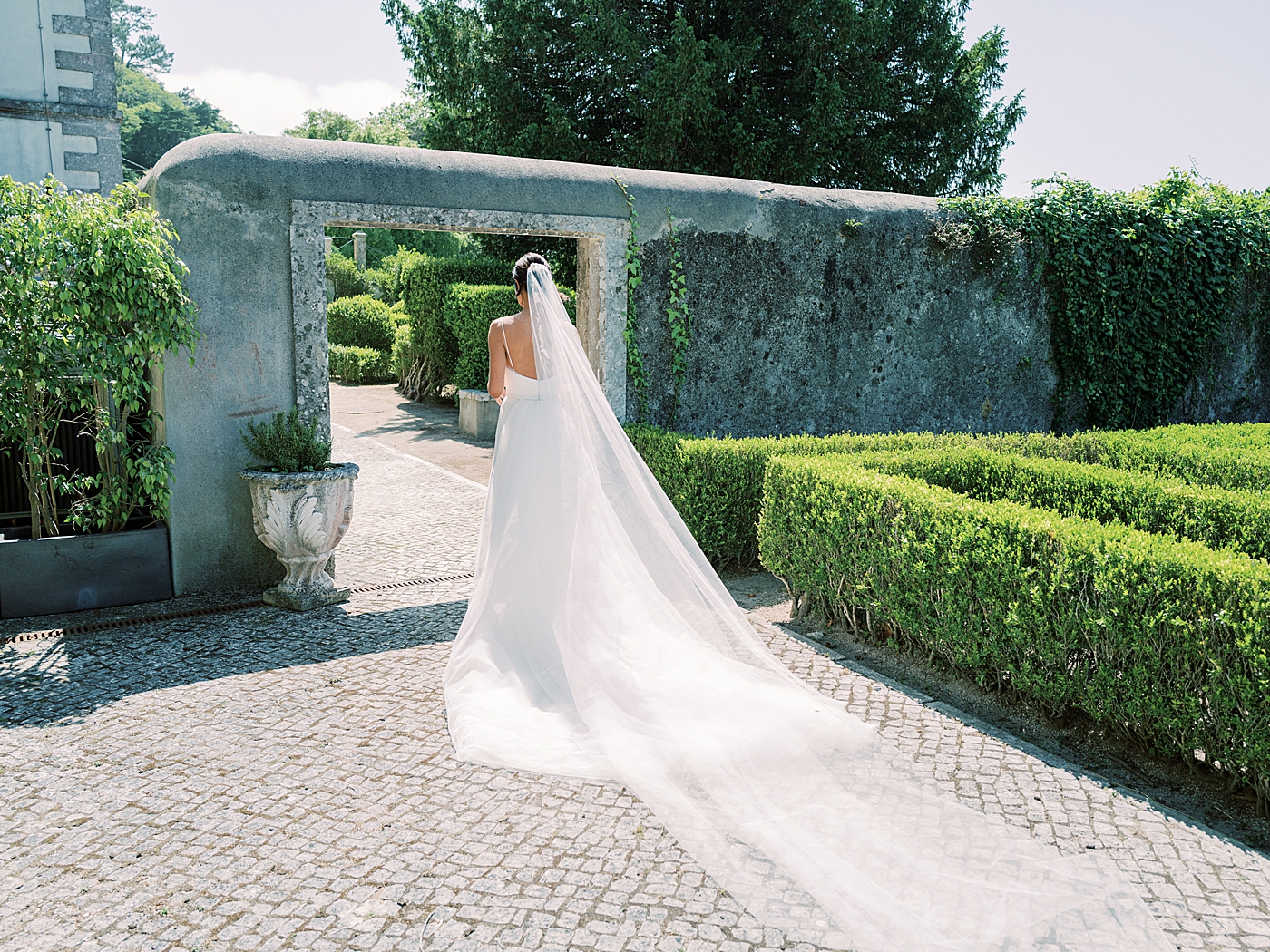 Bride walking to her ceremony | Image by Diane Sotero Photography