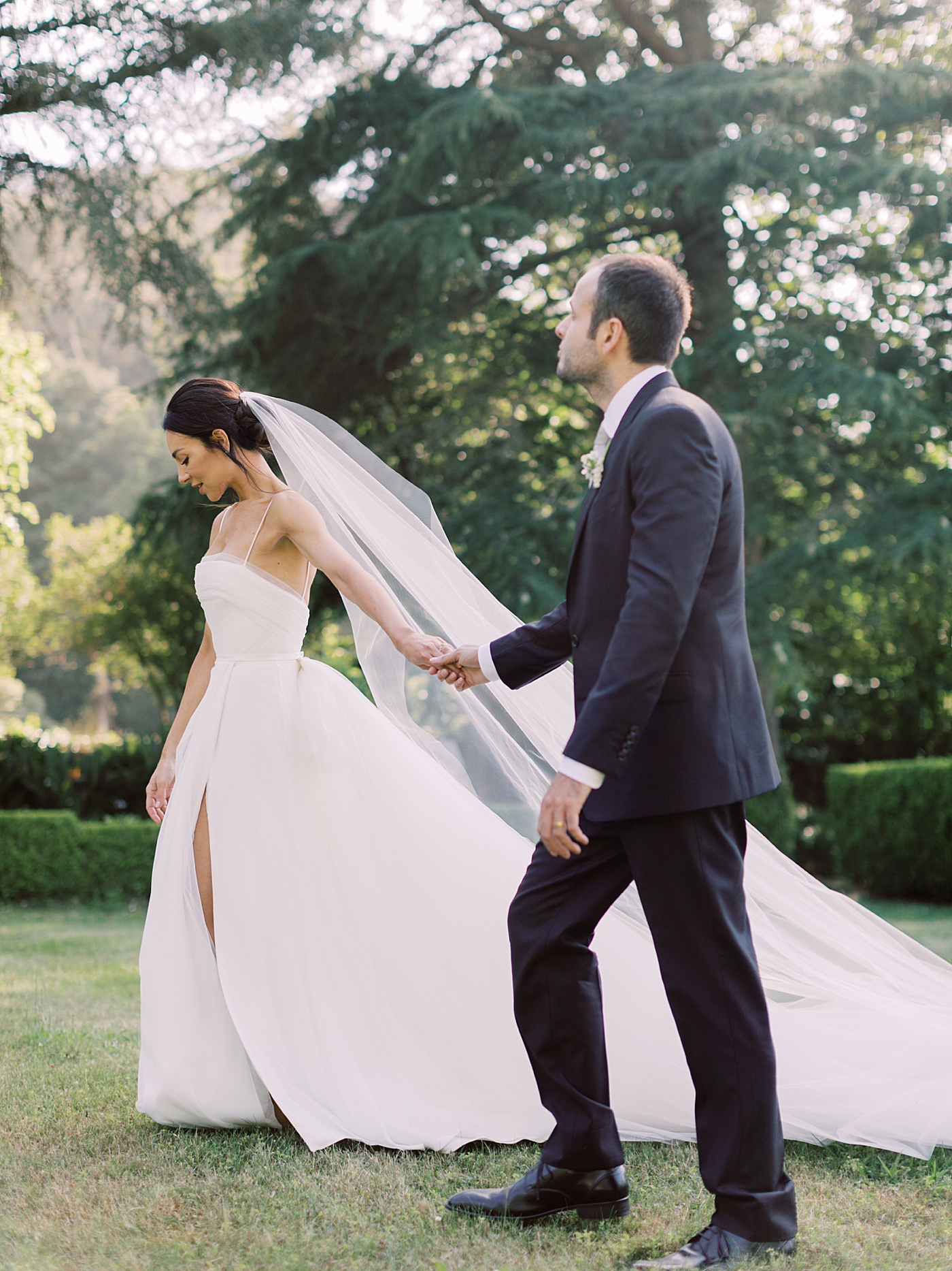 Bride and groom walking hand in hand | Image by Diane Sotero Photography