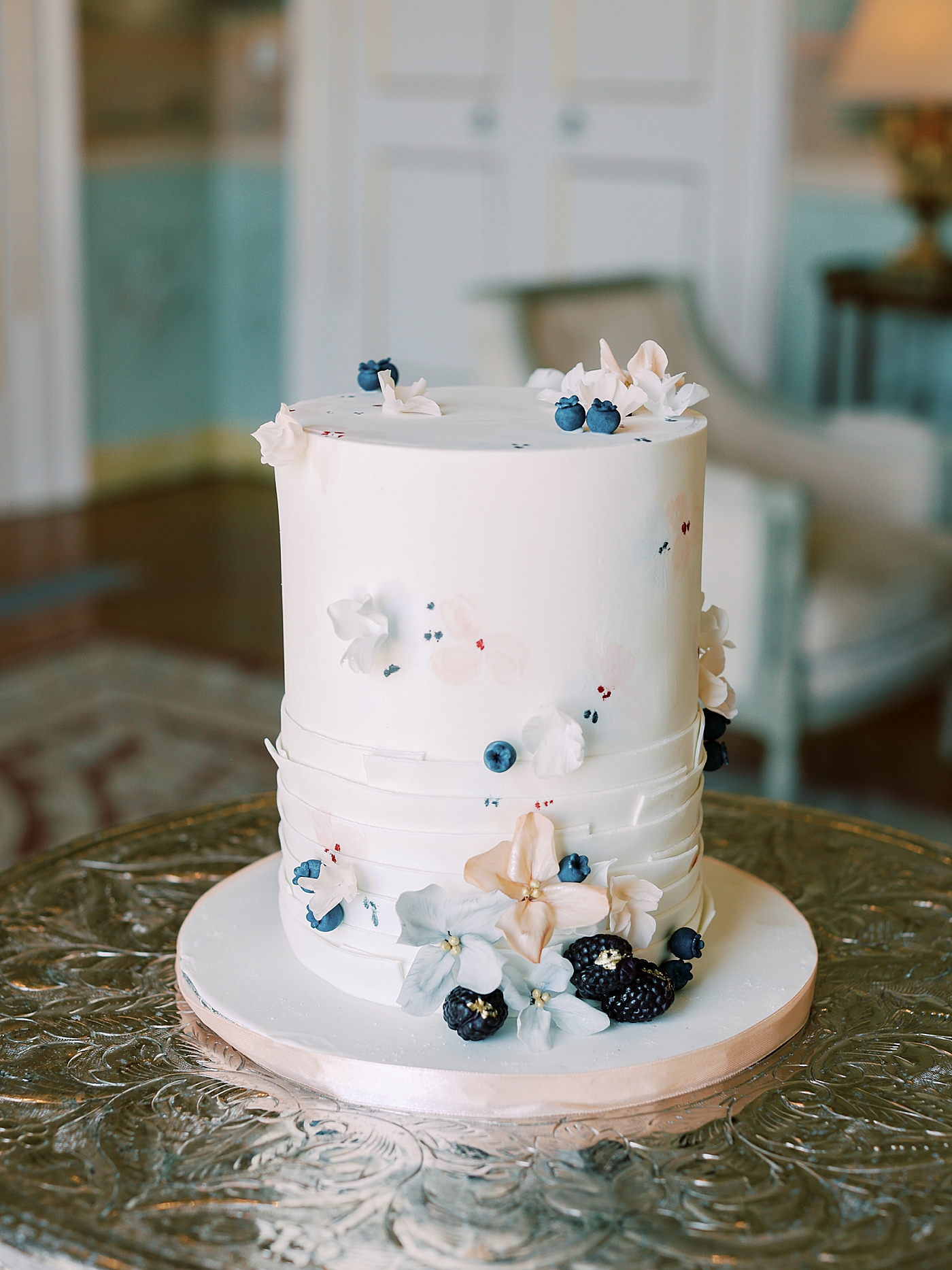 Wedding cake with blackberries and gold foil | Image by Diane Sotero Photography