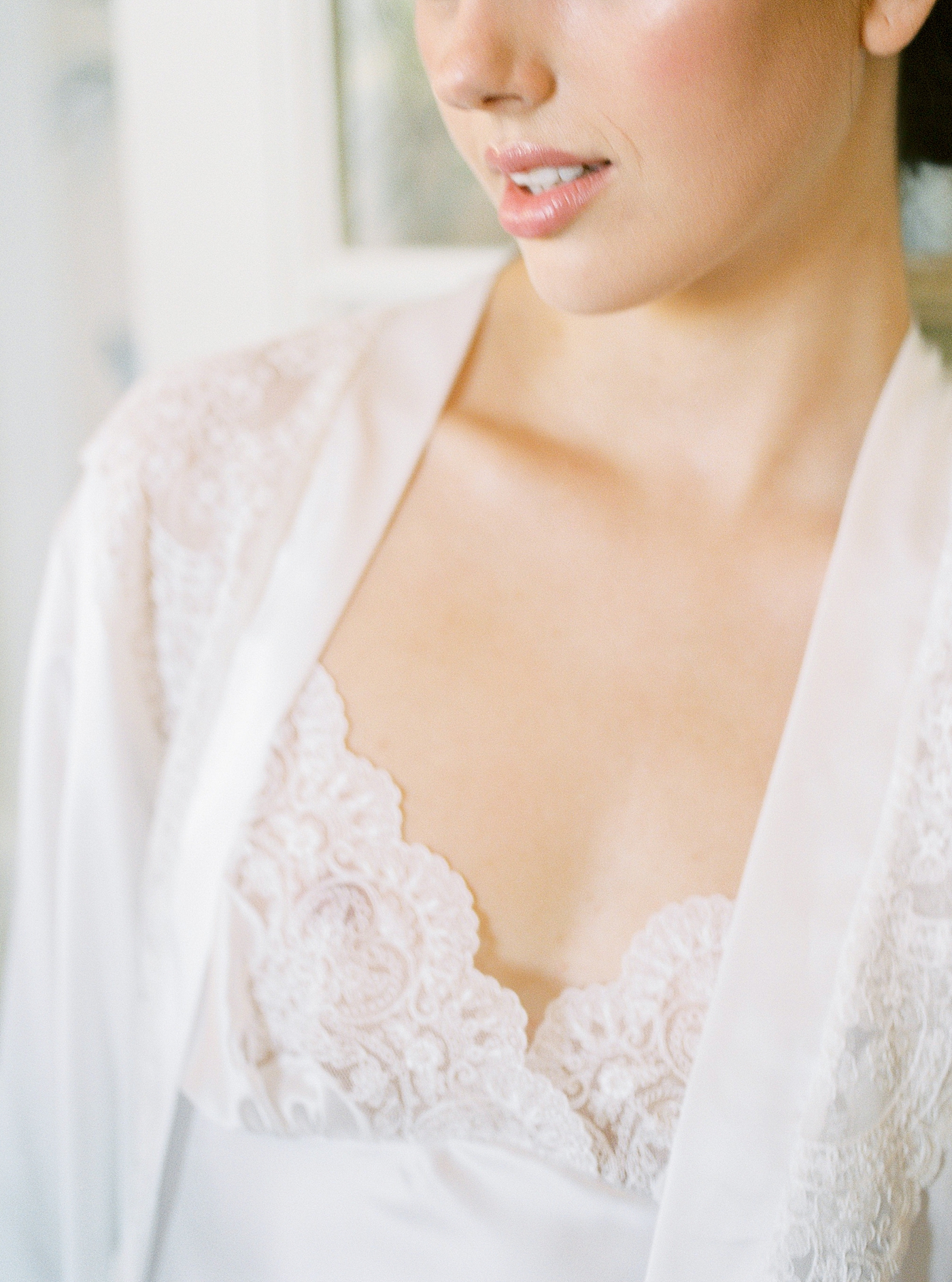 Detail of bride's white robe during bridal portraits | Image by Diane Sotero 