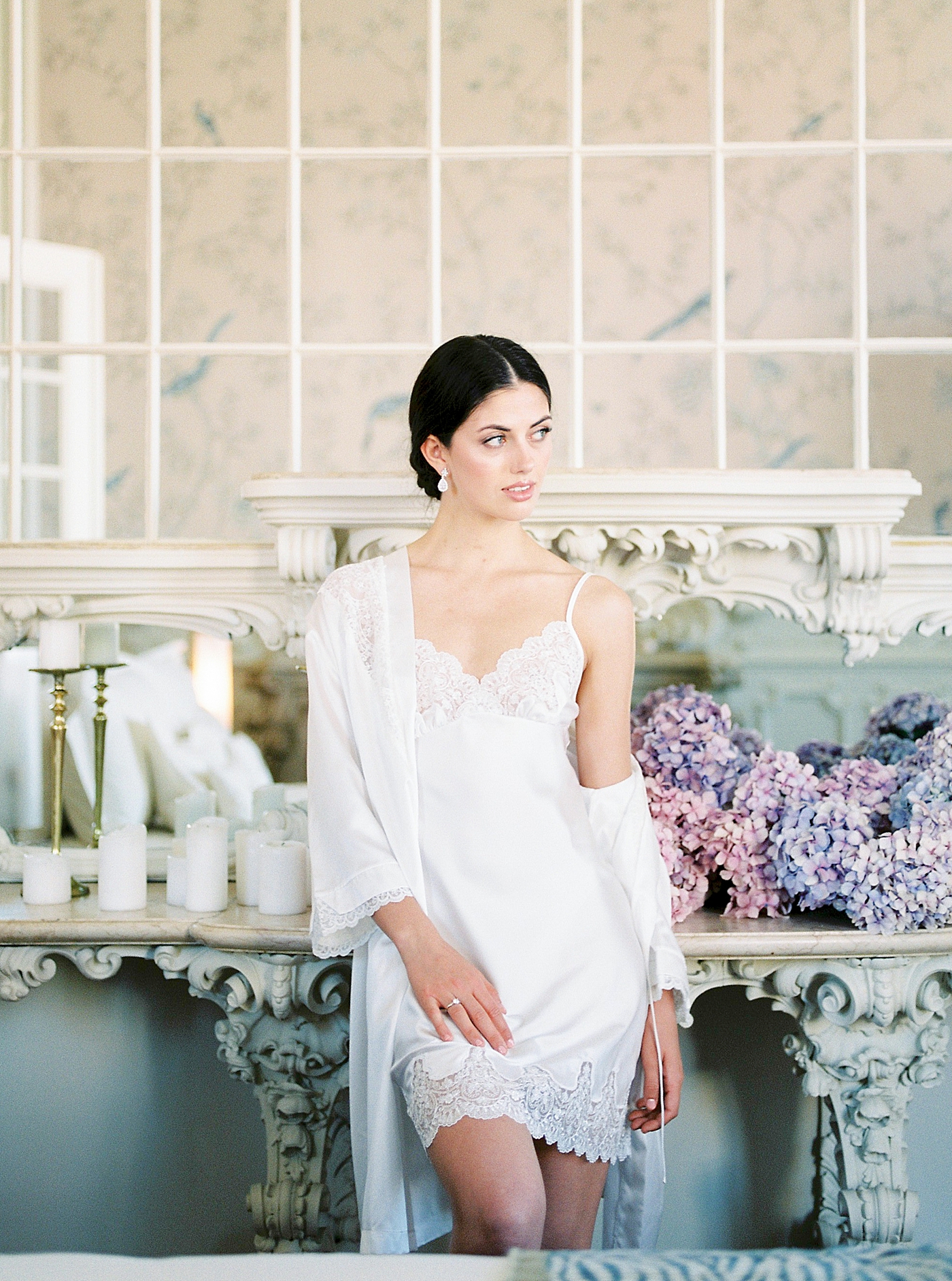Bride in a white silk robe before her wedding day | Image by Diane Sotero 